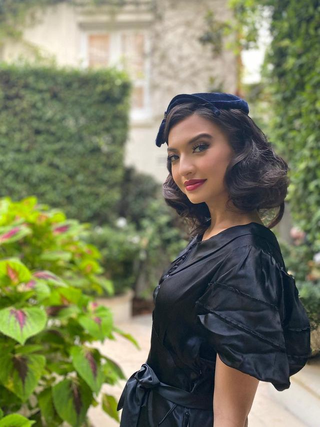 6 Gaya Raline Shah dengan Gaya Vintage Ini Menawan