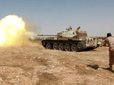 Sebuah tank pasukan militer pemerintah Libya melepaskan tembakan kepada para pejuang ISIS di Sirte pada tanggal 30 Juni 2016. (REUTERS / Ismail Zitouni)