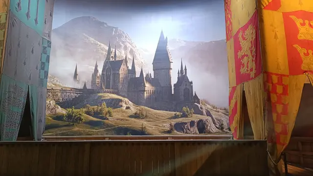 Di Studio Tour kita juga bisa menjadi penonton dan masuk dalam kerumunan pertandingan Quidditch di Hogwarts.
