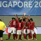 Para penggawa timnas Indonesia U-23 melakukan tos jelang laga melawan Filipina di penyisihan Grup A Sea Games 2015 di Stadion Jalan Besar, Singapura, Selasa (9/6/2015). Indonesia unggul 2-0. (Liputan6.com/Helmi Fithriansyah)