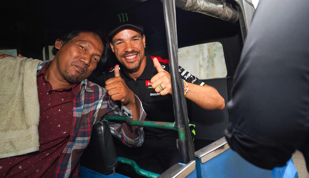 Franco Morbidelli tersenyum bersama pengemudi bajaj sembari menikmati sambutan hangat dari masyarakat Jakarta pada Selasa, (30/09/2025). (Dok.Pertamina Lubricants)