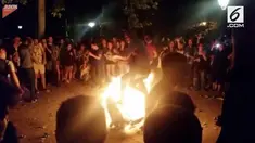 Dalam perayaan St. Yohanes Pembaptis di Madrid, Spanyol, sekelompok orang membuat sebuah permainan yang cukup berbahaya. Saat dua orang pria mencoba permainan tersebut, hal mengerikan terjadi.