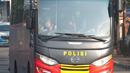 Bus yang mengangkut narapidana teroris dari Rutan Cabang Salemba Mako Brimob melintasi kawasan Kelapa Dua, Depok, Kamis (10/5). Imbas kerusuhan, sebanyak 155 napi terorisme dipindahkan ke Nusakambangan, Cilacap lewat jalur darat. (Merdeka.com/Arie Basuki)