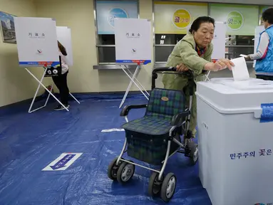 Seorang wanita memasukkan surat suara di sebuah TPS di Seoul, Korea Selatan (Korsel), Selasa (9/5). Warga Korsel menggunakan hak suaranya untuk memilih presiden baru setelah pemakzulan Park Geun-hye yang dijerat skandal korupsi. (AP Photo/Ahn Young-joon)