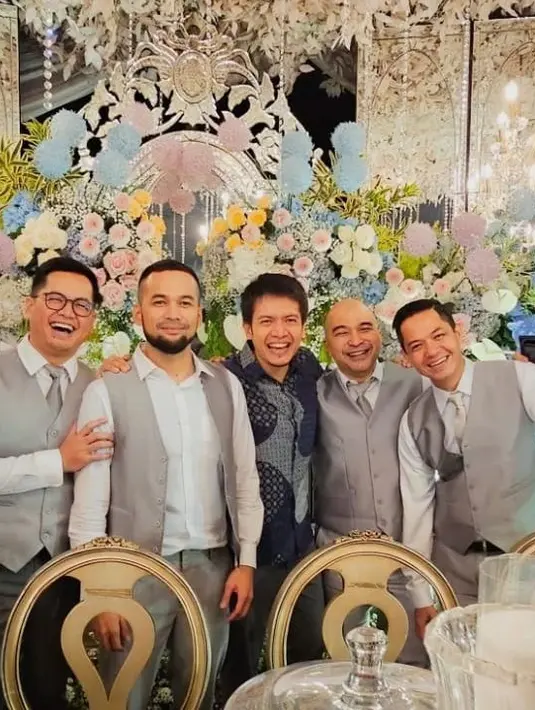 <p>Tidak hanya Sahrul Gunawan yang berbahagia karena baru saja menikah, tapi juga para sahabat dari teman selebriti. Para groomsmen ini juga bersama istrinya yang menjadi Bridesmaid. [Instagram/dude2harlino]</p>