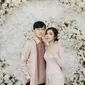 Penampilan Isyana Sarasvati bersama Rayhan Maditra saat acara lamaran. Isyana tampil manis dengan kebaya peach (Dok.Instagram/@thebridestory/https://www.instagram.com/p/B6pflxZpikD/Komarudin)