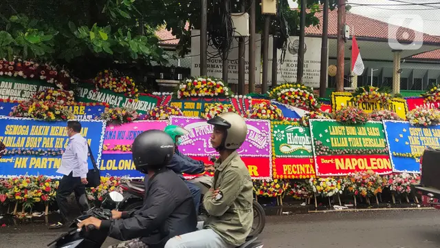 Karangan Bunga hiasi PN Jaksel jelang vonis Hendra kurniawan