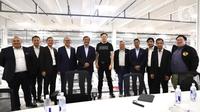 Pendiri SpaceX dan Tesla Elon Musk (kaus hitam) foto bersama dengan Menko Kemaritiman dan Investasi Luhut Binsar Pandjaitan (kelima kiri), Duta Besar Indonesia untuk AS Rosan Roeslani (keempat kiri), Ketua Dewan Pertimbangan Kadin Anindya Novyan Bakrie (keempat kanan) dan para pengusaha Indonesia pada kunjungan kerja ke pabrik Tesla terbesar di Giga Factory Texas Amerika Serikat, Selasa (26/4/2022).  (Liputan6.com/HO/Kadin) 