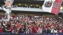 Para suporter Timnas Indonesia memberikan dukungan kepada timnya dalam laga terakhir Grup C Putaran Ketiga Kualifikasi Piala Dunia 2026 melawan Jepang di Suita Stadium, Jepang, Selasa (10/06/2025). (AP Photo/Kyodo News)