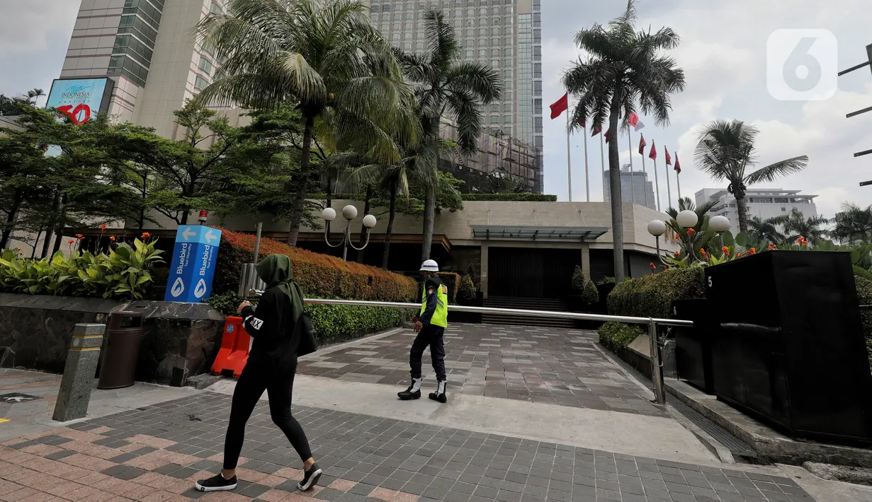 Suasana di luar Plaza Indonesia, Jakarta, Selasa (24/3/2020). Ketua APPBI DKI Ellen Hidayat mengatakan sebagai upaya pencegahan penyebaran COVID-19 di ruang publik, Plaza Indonesia akan tutup sementara mulai 25 Maret hingga 3 April 2020. (Liputan6.com/Johan Tallo)