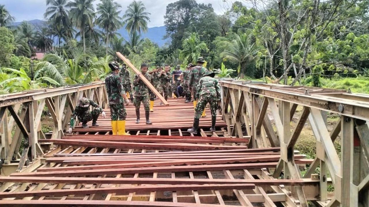 FOTO: TNI AD Lanjutkan Pembangunan Jembatan Darurat di Sumatera Barat