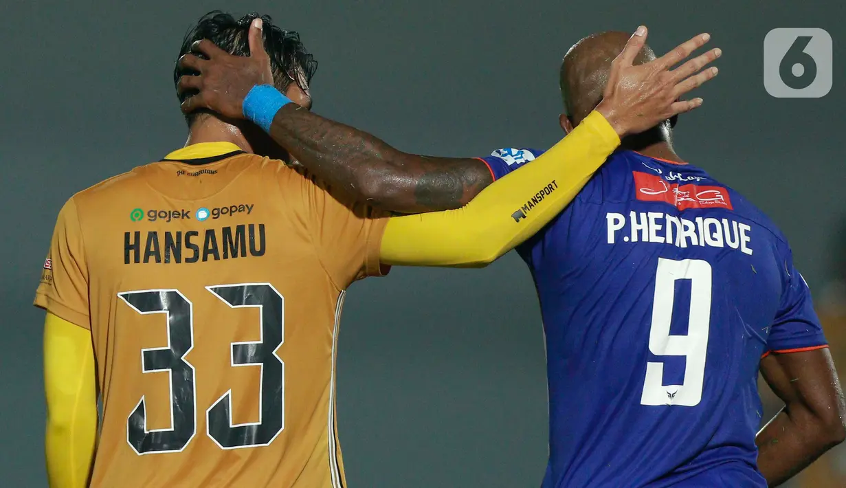 Striker Persiraja Banda Aceh, Pulo Henrique, dan bek Bhayangkara FC, Hansamu Yama, saling memegang kepala usai bersitegang pada laga BRI Liga 1 di di Stadion Indomilk Arena, Minggu (29/8/2021). Bhayangkara FC berhasil mengalahkan lawannya Persiraja Banda Aceh dengan skor 2-1. (Bola.com/M iqbal Ichsa