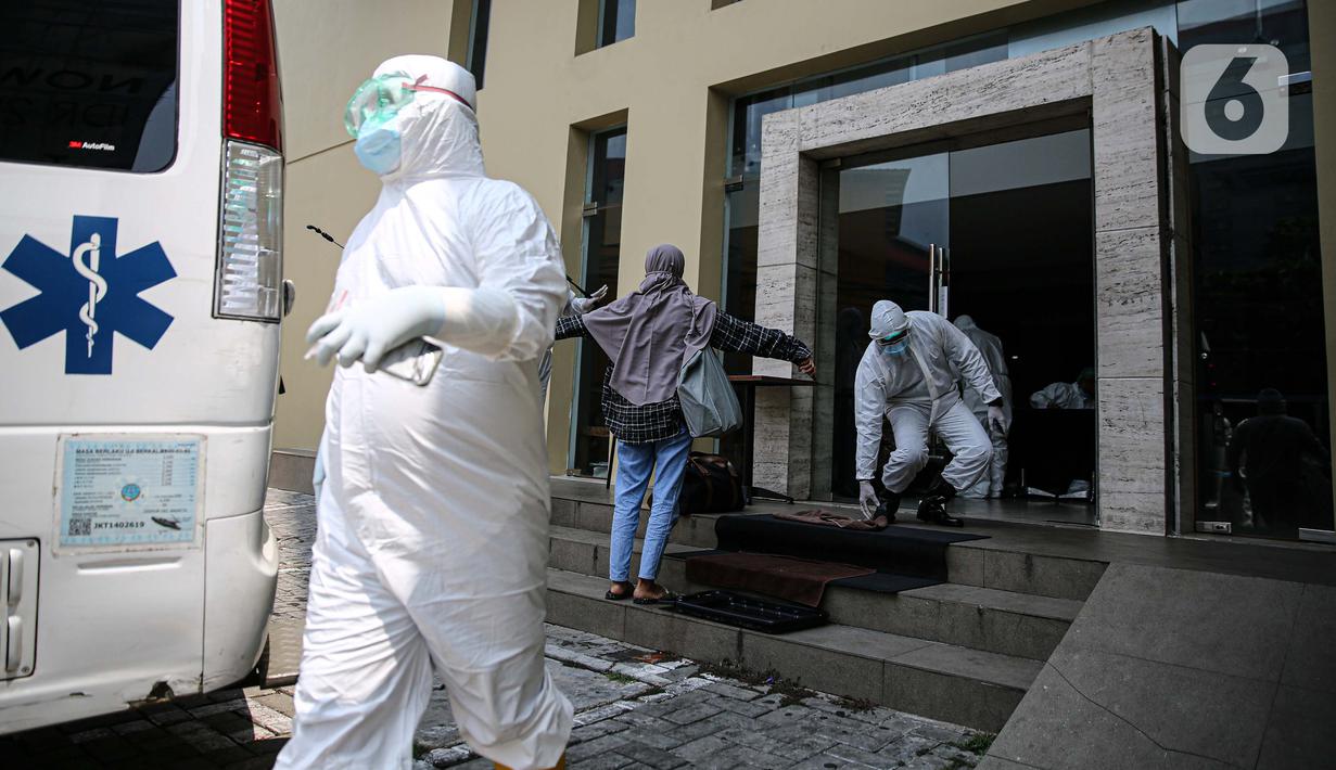 Pasien tanpa gejala Covid-19 yang diantar dengan ambulans  tiba di Hotel U Stay Mangga Besar, Sawah Besar, Jakarta, Senin (28/9/2020). Saat ini sudah ada 30 hotel bintang dua dan tiga yang disiapkan menjadi tempat isolasi pasien Covid-19 tanpa gejala. (Liputan6.com/Faizal Fanani)