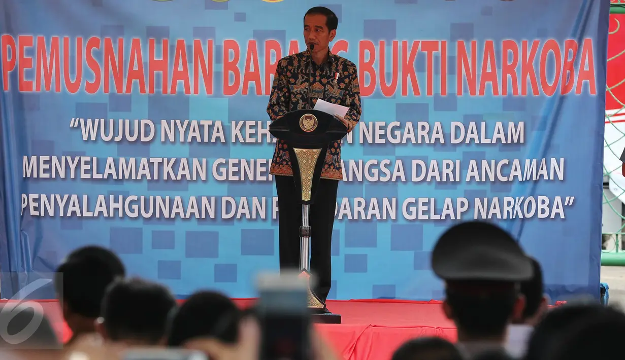 Presiden Jokowi menyampaikan sambutan saat pemusnahan barang bukti narkoba yang dilakukan oleh BNN di Monas, Jakarta, Selasa (6/12). Ini merupakan pemusnahan narkoba yang berhasil dijaring BNN selama dua bulan terakhir. (Liputan6.com/Faizal Fanani)