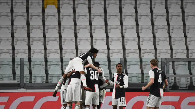 Para pemain Juventus merayakan gol ke gawang Inter Milan di hadapan bangku-bangku Juventus Stadium yang kosong akibat wabah virus Corona yang kini melanda Italia. Juventus akhirnya menang 2-0 atas Inter Milan, Senin (9/3/2020)