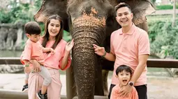Dua buah hati Ardina Rasti, Anara Langit dan Awan Biru bahagia diajak ke Bali Zoo. Tak hanya sekadar melihat hewan-hewan yang ada di kebun binatang, anak-anak juga bisa sekalian belajar. Bali Zoo selalu jadi pilihan tujuan artis ketika ajak anaknya liburan. Keluarga artis yang disebut family goals oleh netizen ini kompak dan selaras pakai baju kaus warna pink. (Liputan6.com/IG@arieandika10)
