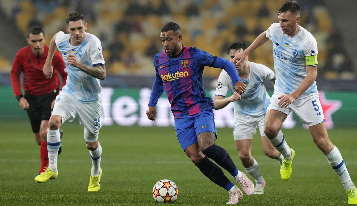 Barcelona sukses meraih tiga poin dari kandang Dynamo Kiev pada matchday keempat Grup E Liga Champions 2021/2022. Walapun berstatus sebagai tim tamu, Memphis Depay (tengah) dan koleganya mampu mengurung pertahanan sang tuan rumah. (AP/Efrem Lukatsky)