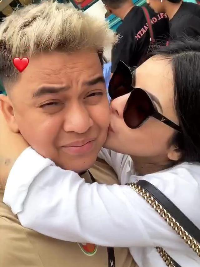 5 Momen Mesra Billy Syahputra dan Elvia Cerolline, Beda Keyakinan Tak Jadi Kendala