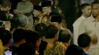 Waketum Gerindra Sugiono Hadiri HUT Golkar, Tampil Berbatik dan Berpeci Hitam