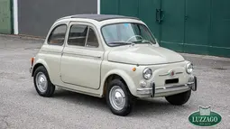 Fiat 500 D menjadi suksesor Nuova 500 dengan konfigurasi mesin yang lebih besar, yaitu unit 500cc bertenaga 17 Hp. Perbedaan utama terletak pada bagian depan yang sudah terdiri dari dua lampu dan hilangnya tiga garis di bawah lampu utama. Ciri khas atap rag-top berbahan kanvas masih dipertahankan. 500 D diproduksi dari tahun 1960-1965. (Source: luzzago.com)