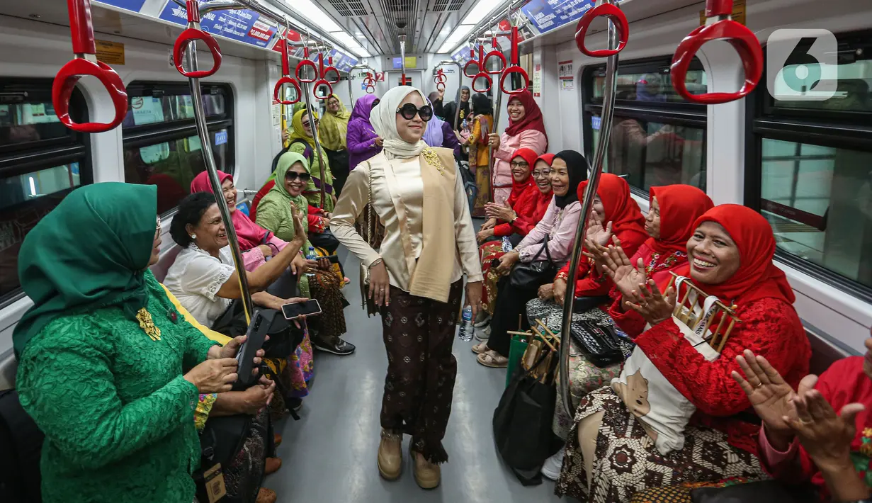 Mereka seolah-olah melakukan peragaan busana kebaya di dalam LRT Jakarta. (Liputan6.com/Angga Yuniar)