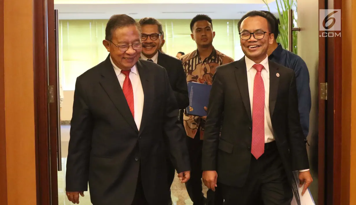 Menko Perekonomian Darmin Nasution (kiri) memasuki ruang Auditorium Cakti Buddhi Bhakti KPDJP untuk menyampaikan Rencana Kerja Pemerintah dan Nota Keuangan serta RAPBN 2020 di Jakarta, Jumat (16/8/2019). Acara dihadiri sejumlah menteri terkait. (Liputan6.com/Helmi Fithriansyah)