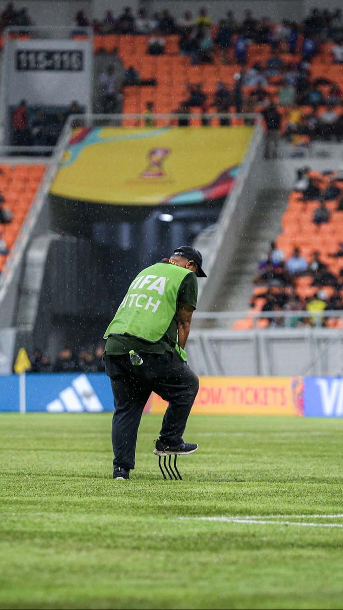 Akibatnya, laga perempat final Piala Dunia U-17 2023 antara Brasil vs Argentina harus ditunda sementara.