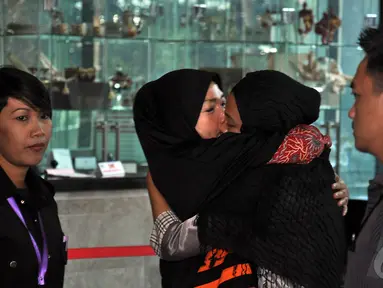 Istri Bupati Karawang Ade Swara, Nurlatifah usai menjalani pemeriksaan di gedung KPK, Jakarta (23/9). (Liputan6.com/Miftahul Hayat)