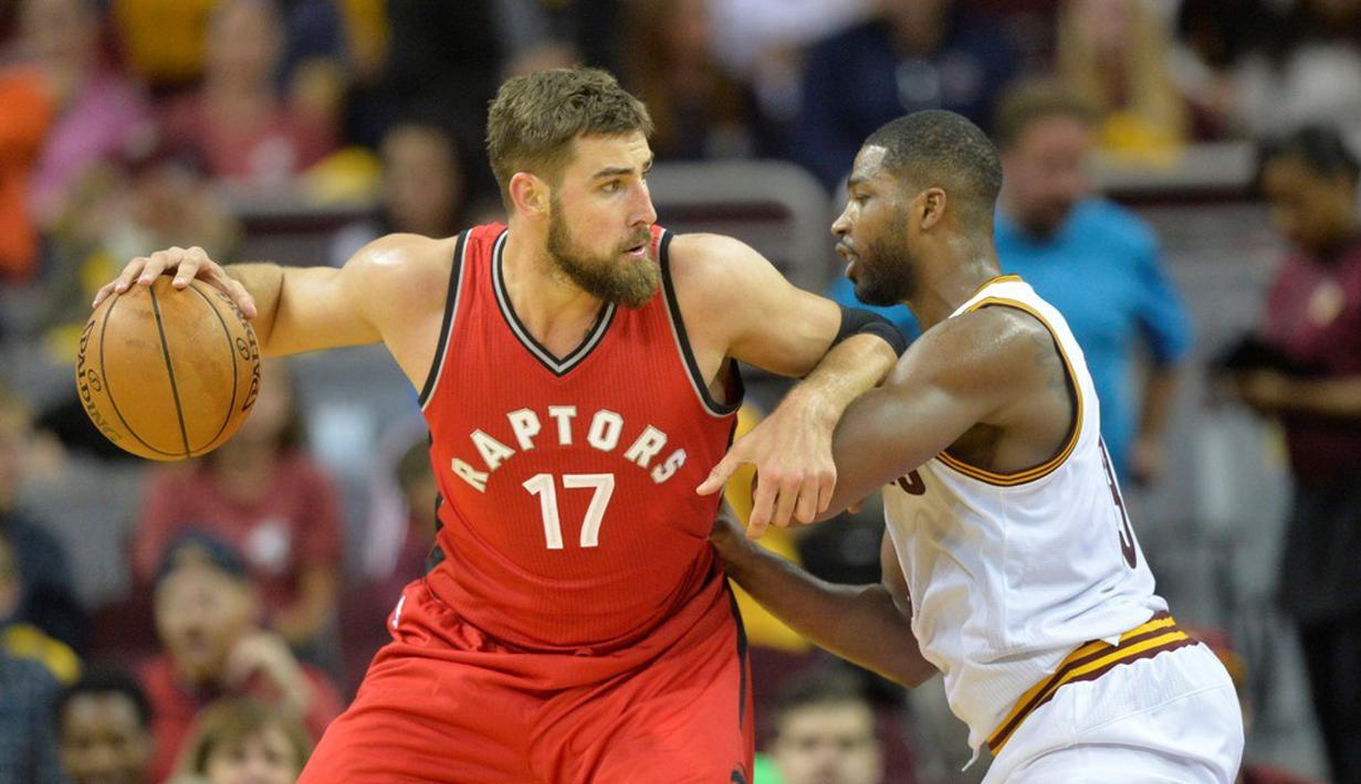 Pemain Cleveland Cavaliers, Tristan Thompson, berusaha menghadang pemain Toronto Raptors, Jonas Valanciunas, pada laga pramusim NBA di Quicken Loans Arena, Jumat (14/10/2016). (Reuters/David Richard-USA TODAY Sports)