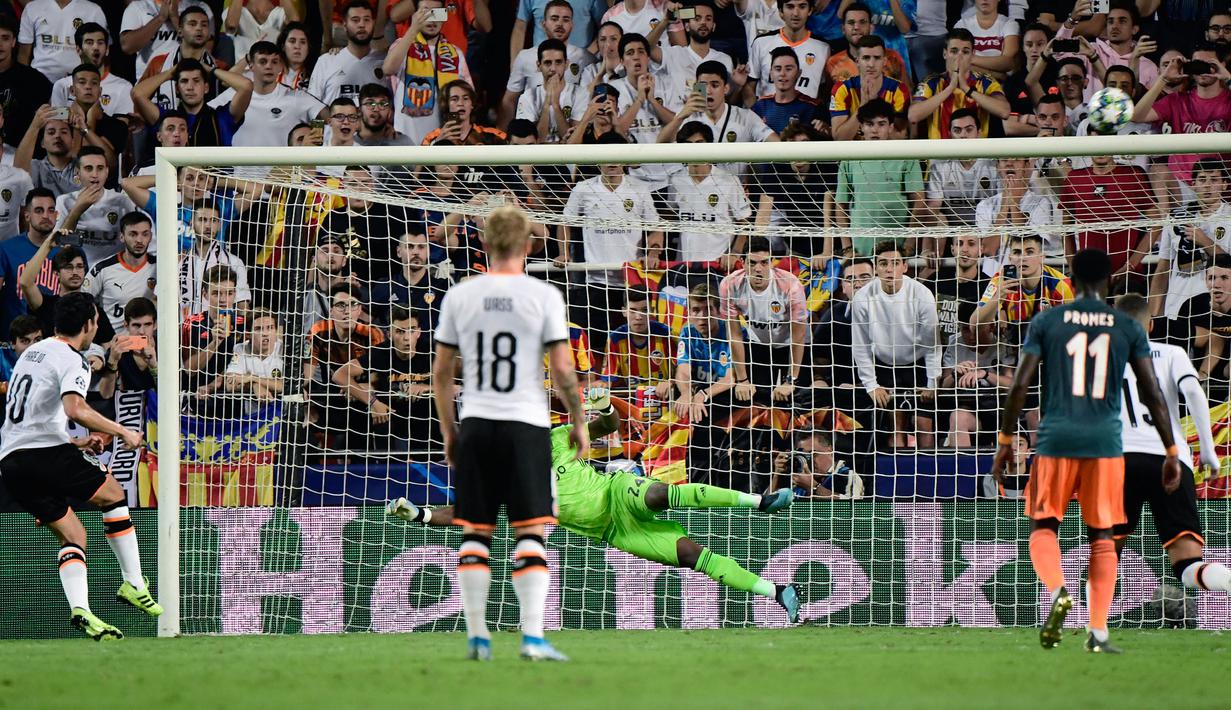 Dani Parejo yang kini tengah menjalani musim keempat bersama Villarreal menjadi pemain pertama yang gagal menaklukkan Andre Onana dalam eksekusi penalti. Momen itu terjadi saat Valencia menghadapi Ajax Amsterdam pada matchday kedua Grup H Liga Champions musim 2019/2020 (2/10/2019). Tendangan yang dilepaskan Dani Parejo melambung jauh di atas mistar gawang Andre Onana. Hasil akhir, Valencia yang bertindak sebagai tuan rumah harus menyerah 0-3. (AFP/Javier Soriano)