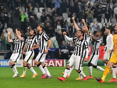 Penggawa Juventus merayakan keberhasilan memetik kemenangan 2-1 atas Real Madrid di leg pertama semifinal Liga Champions yang berlangsung di Juventus Stadium, Rabu (6/5/2015) dini hari WIB. (AFP PHOTO/GIUSEPPE CACACE)