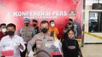 Kapolres Lumajang AKBP Dewa Putu Eka Tunjukan sejumlah barang bukti yang digunakan tersangka untuk menganiaya korbanya (Istimewa)