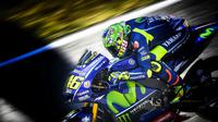 Pebalap Movistar Yamaha, Valentino Rossi, sedang beraksi pada sesi kualifikasi MotoGP Italia di Sirkuit Mugello, Sabtu (3/6/2017). (Bola.com/Twitter/MonsterEnergy)