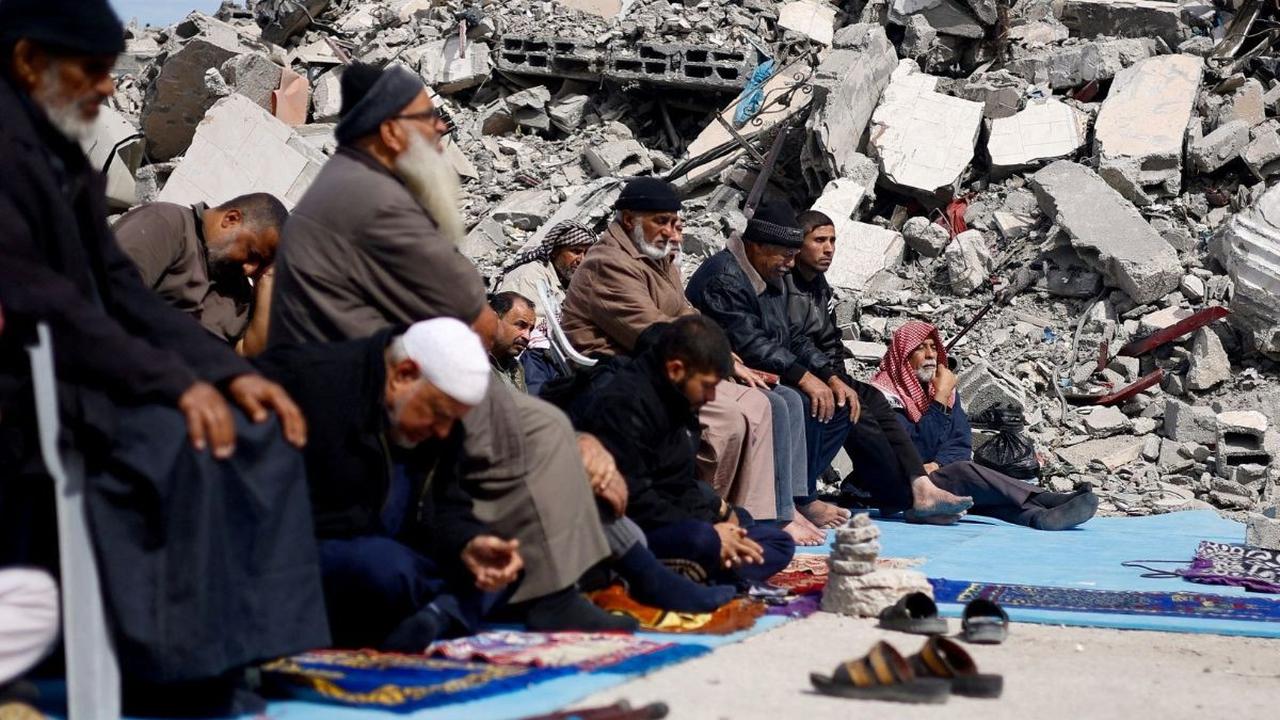 Meskipun tanpa atap dan dinding, mereka tetap berusaha menjaga kehormatan tempat suci ini. Foto: REUTERS / Mohammed Salem<br>