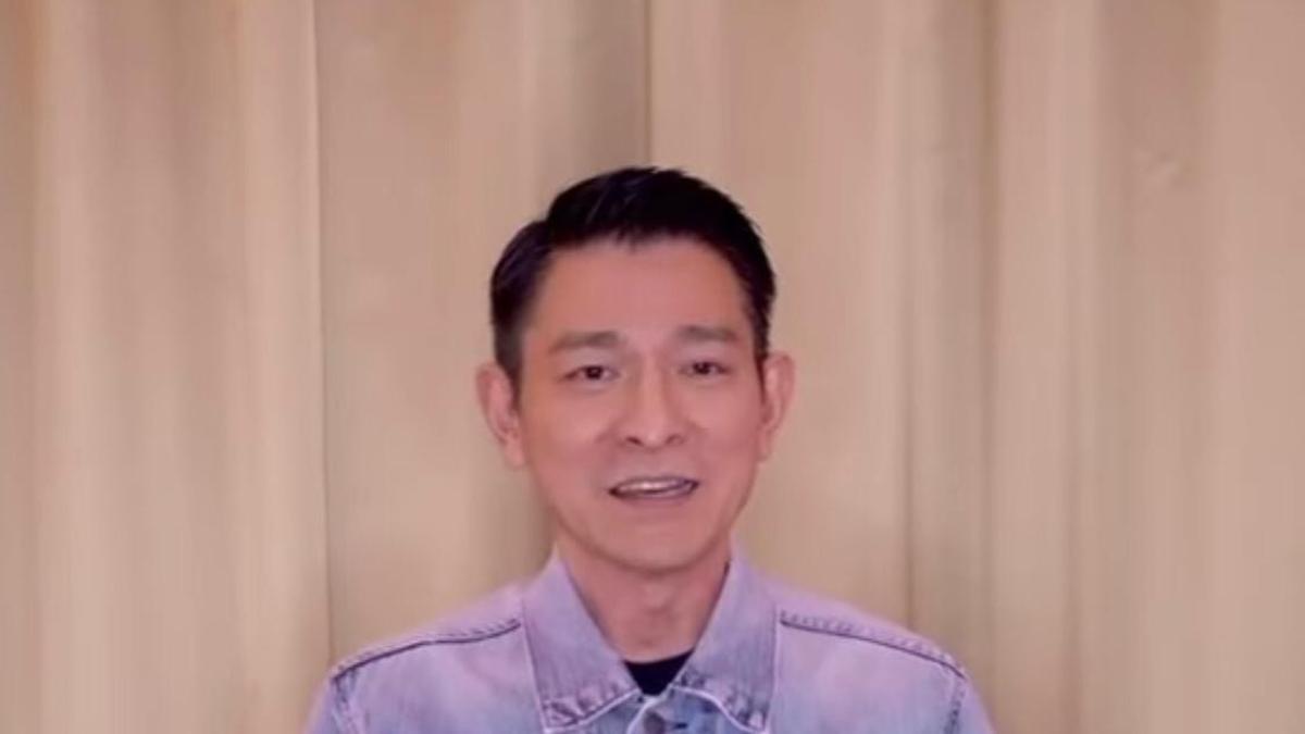 Heboh Anak Andy Lau Datang ke Konser Ayahnya dengan Wajah Ditutup Masker Didampingi Ibunya
