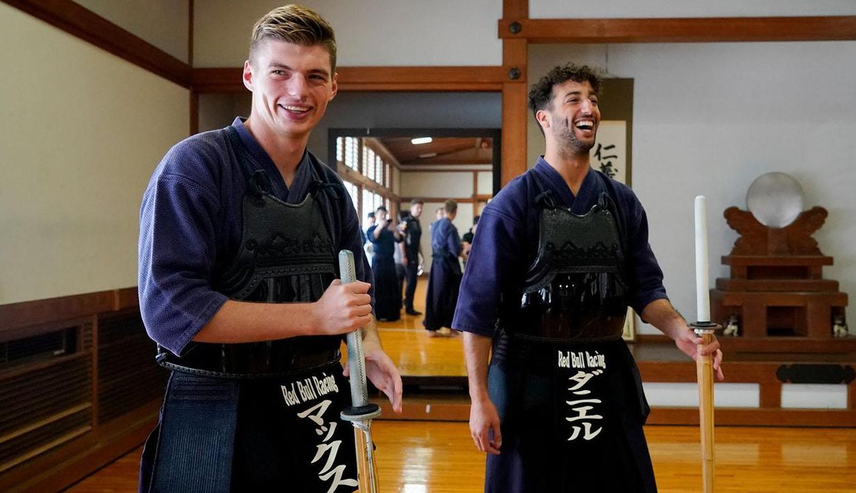 Max Verstappen (kiri) dan Daniel Ricciardo menikmati seni bela diri Kendo yang berusia 300 tahun tersebut di Konnou Dojo, Shibuya, Jepang (4/10/2017). Daniel dan Max saat ini berapa pada peringkat 4 dan 6 klasemen. (Bola.com/dok.redbullracing.com)