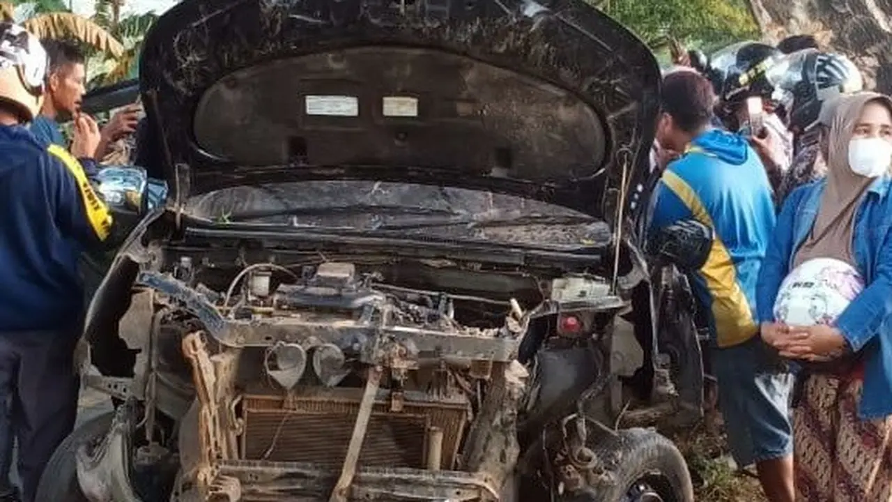 Lima orang mahasiswa Universitas Halu Oleo tewas usai mobil yang ditumpangi mengalami pecah ban dan menabrak pohon pelindung.(Liputan6.com/dokumen warga)