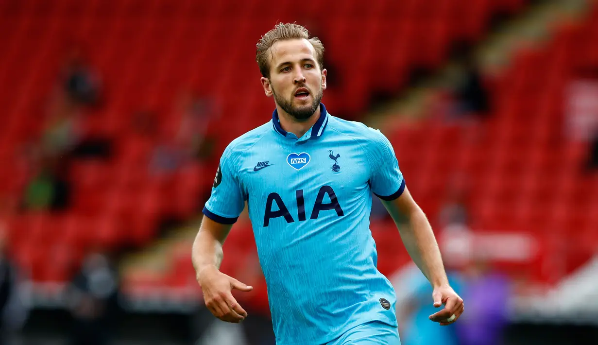 Penyerang Tottenham Hotspur, Harry Kane berselebrasi usai mencetak gol ke gawang Sheffield United pada pertandingan lanjutan Liga Inggris di Bramall Lane di Sheffield, Inggris (2/7/2020). Sheffield United menang telak 3-1 atas Tottenham. (Jason Cairnduff/Pool via AP)