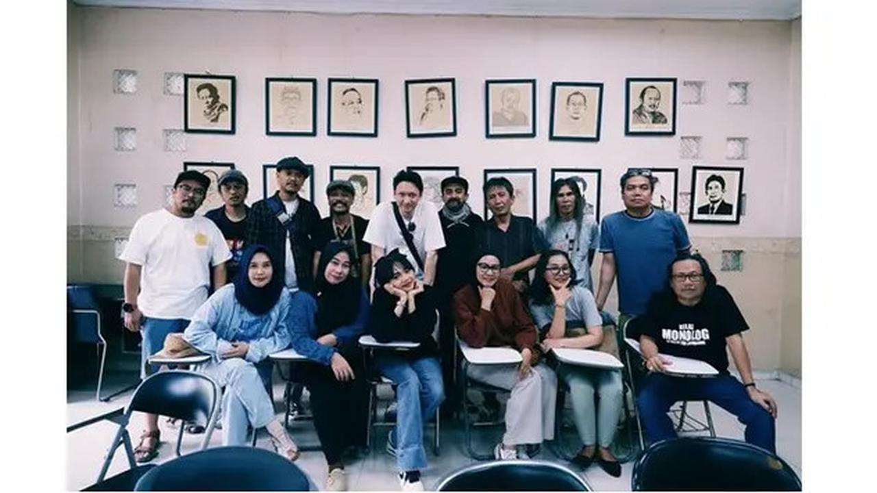 6 Potret Lawas Rina Nose saat Kuliah, Nostalgia Reuni Teman Jurusan Teater