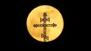 Fenomena super snow moon terlihat di belakang menara salib gereja ortodoks di Minsk, Belarus, Selasa (19/2). Super snow moon terjadi karena orbit bulan berada di posisi paling dekat dengan Bumi. (AP Photo/Grits Sergei)