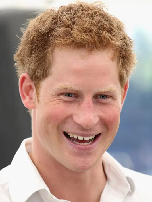 Hubungan yang selama ini ramai dibicarakan sepertinya tak main-main. Harry terlihat serius mempersunting Meghan sebagai istrinya. Foto Meghan mengenakan gaun pengantin memperkuat rumor tersebut. (AFP/Bintang.com)