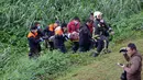 Tim penyelamat mengevakuasi penumpang pesawat turboprop ATR 72-600 TransAsia yang terhempas Sungai Taipei, Taiwan, Rabu (4/2/2015). Pesawat yang mengangkut 58 penumpang dan awak pesawat itu terhempas ke sungai saat hendak lepas landas. (AFP PHOTO/Sam Yeh)