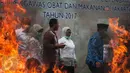 Kepala BPOM RI Penny K Lukito memusnahkan obat dan makanan ilegal di kantor BBPOM, Jakarta, Selasa (2/5). Produk yang dimusnahkan merupakan hasil Operasi Penertiban terhadap obat dan makanan ilegal sepanjang tahun 2014-2016. (Liputan6.com/Gempur M Surya)