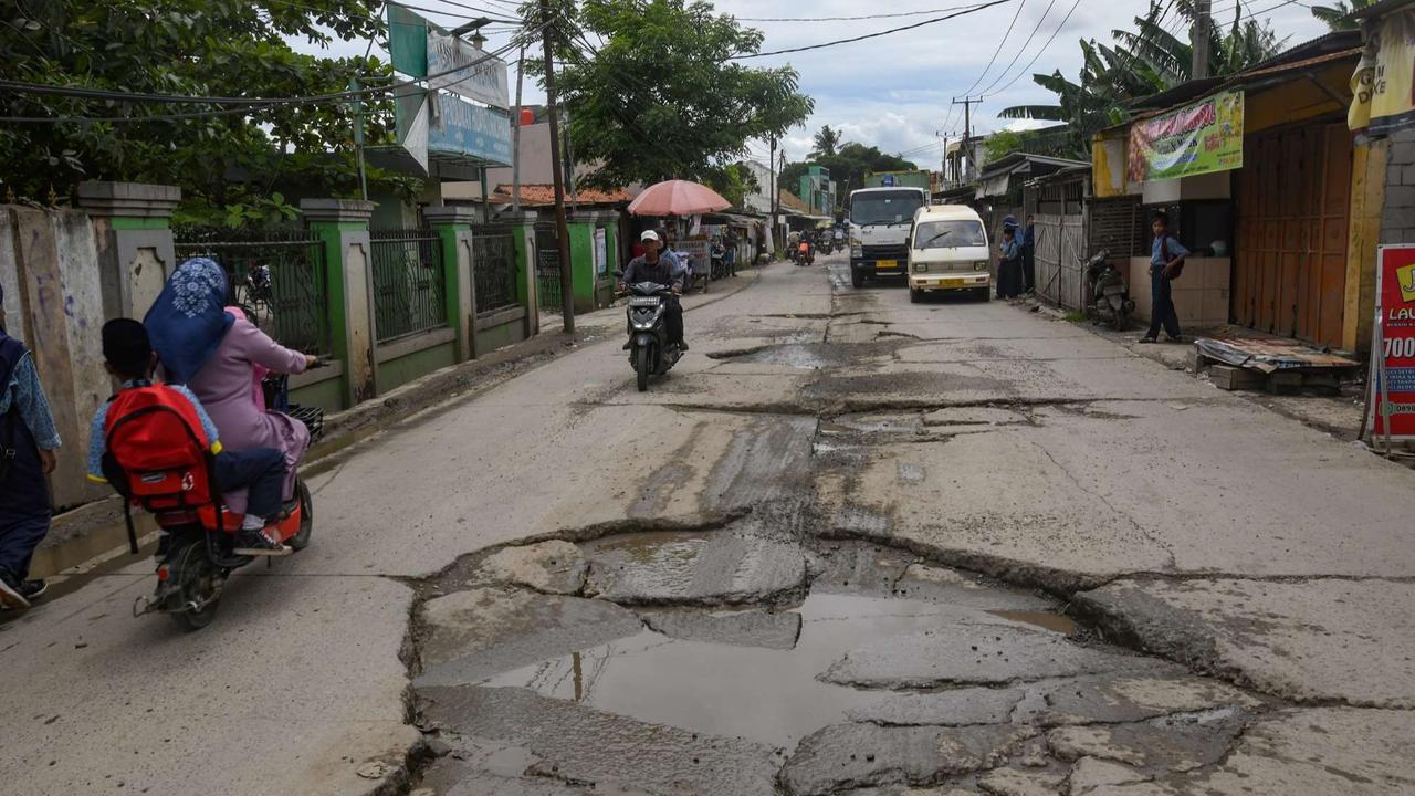 Kondisi Jalan Raya Tanjung Pasir Tangerang Rusak Parah Akibat Dilewati Truk-Truk Besar