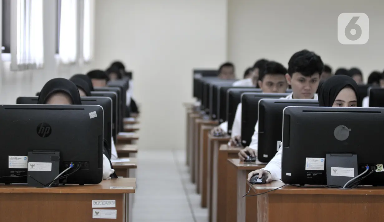 Ekspresi peserta saat mengikuti Seleksi Kompetensi Dasar (SKD) berbasis Computer Assisted Test (CAT) untuk CPNS Kementerian Agraria Tata Ruang/Badan Pertanahan Nasional (ATR/BPN) di Kantor BKN Regional V, Jakarta, Senin (27/1/2020). Seleksi diikuti 2.162 peserta. (merdeka.com/Iqbal Nugroho)