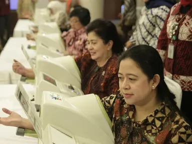Menko bidang Pembangunan Manusia dan Kebudayaan (PMK) Puan Maharani bersama sejumlah menteri lainnya mencoba langsung alat pengukur tekanan darah mandiri di kantor Kemenko PMK Jakarta, Rabu (22/2). (Liputan6.com/Faizal Fanani)