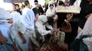 Sering kali, Dewi Yull menerima setiap ucapan duka dari kerabat yang hadir di pemakaman. (KapanLagi.com/Budy Santoso)