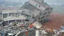 Tim SAR mencari korban yang selamat setelah longsor di Shenzhen, provinsi Guangdong, China selatan, Minggu (20/12). Menurut media setempat, longsor tersebut merobohkan 22 bangunan dan mengakibatkan 59 orang hilang. (CHINA OUT AFP PHOTO)