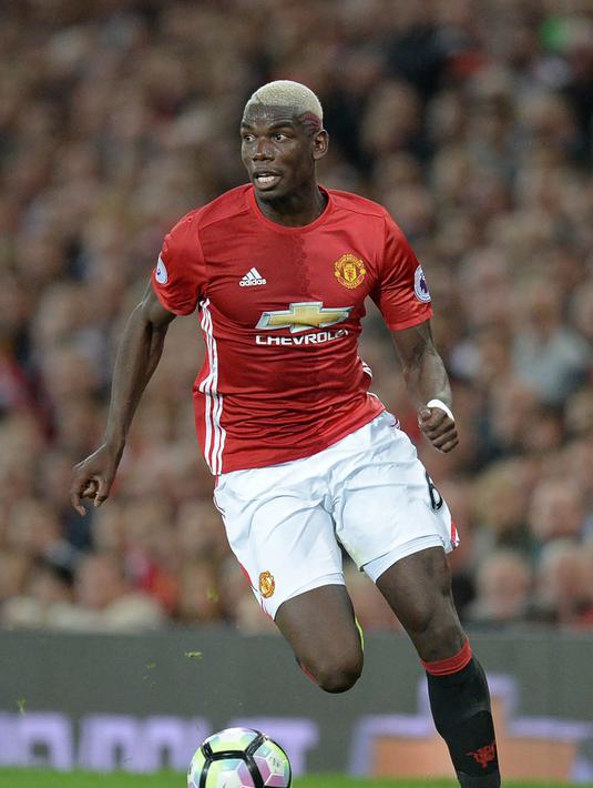 Tampil pada laga perdana setelah balik ke Manchester United, Paul Pogba memilih warna blonde untuk rambutnya. (AFP/Oli Scarff)