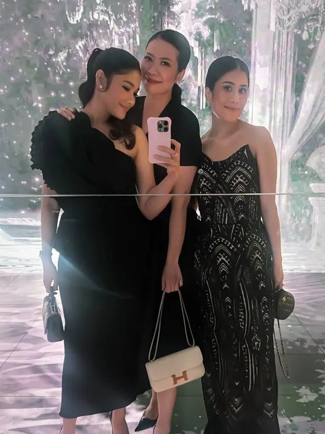 Geng Cendol Tampil Serba Hitam Hadir Resepsi Pernikahan Luna Maya.